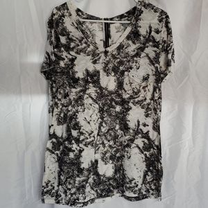 Short sleeved shirt.